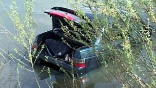 Автомобиль с тремя пожилыми людьми рухнул с обрыва в пруд на въезде в село Саблинское