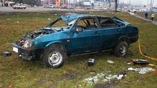В Ставрополе автомобиль утреннего «гонщика» налетел на бордюр и перевернулся